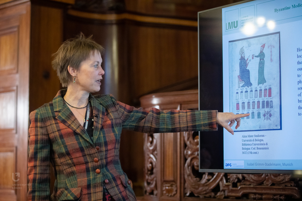 Profesor Isabel Grimm-Stadelmann podczas wykładu w pałacu Biedermanna